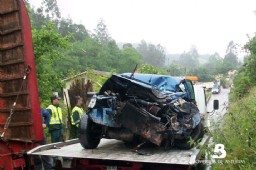 Estado en el que qued el turismo tras el accidente de trfico y tras la intervencin de los efectivos de Bomberos de Asturias con base en Villaviciosa para excarcelar a la conductora herida. FOTO BA
