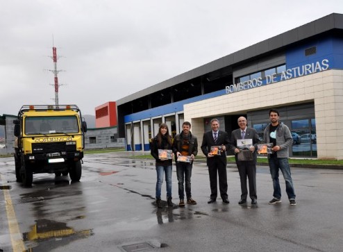 De izquierda a derecha, Ana Lpez e Isaac Friera, miembros de Factora Benfica; Antonio del Corro ,Gerente de Bomberos de Asturias; Csar lvarez, Gerente del 112 Asturias y Pablo Calvo, presidente de Factora Benfica.