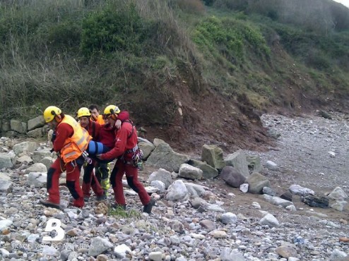 Un momento de la operacion de rescate y asistencia al pescador herido
