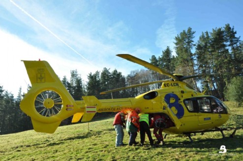 Evacuacin del herido al helicptero del Grupo de Rescate del SEPA