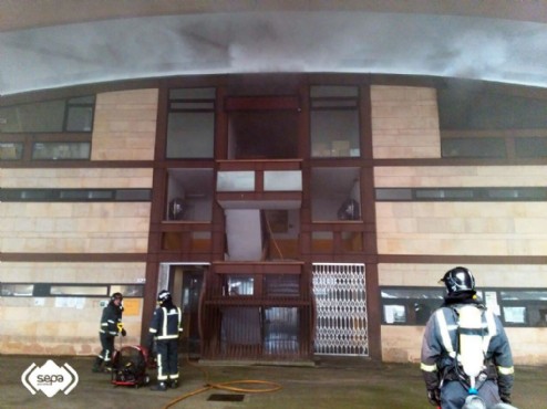 Los bomberos procediendo a ventilar las instalaciones
