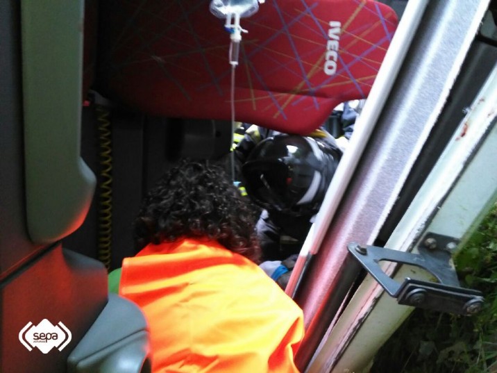 Los bomberos en el interior de la cabina del camión llevando a cabo las labores de excarcelación