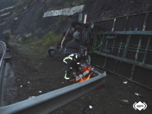 Los bomberos retirando el guardarral de la va de comunicacin para poder instalar la gra e iniciar las tareas de excarcelacin