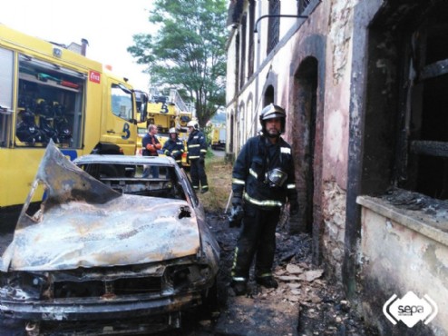 Los equipos de bomberos en el lugar del incidente