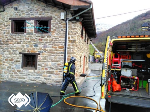 Los bomberos en el lugar del incidente