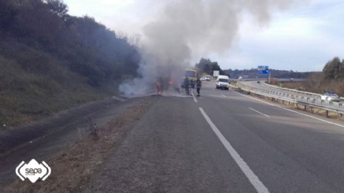 Quema Por Completo Un Turismo En El Arcen De La A 8 En Soto Del Barco