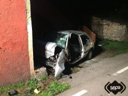 Coche accidentado en Soto del Barco.