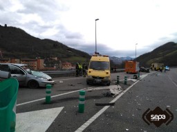 Bomberos de Mieres en el accidente de trfico en la AS-112 en Aller.