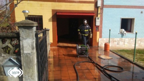 Vivienda afectada por el incendio del garaje en Siero