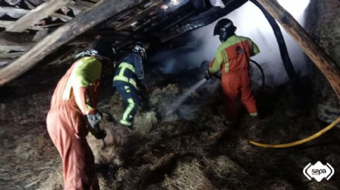 Labores de extincin en el incendio de un pajar en Carreo
