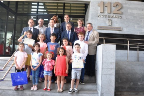 Los galardonados con el jurado y las autoridades tras el acto de entrega