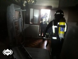Los bomberos con la mujer afectada