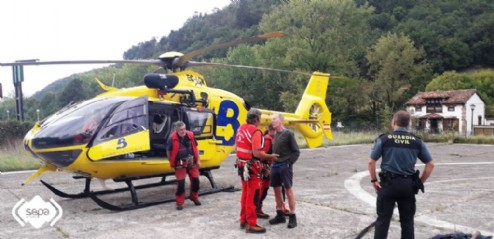 El senderista en el helipuerto de Cangas de Ons