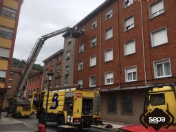 Bomberos trabajando en el incendio urbano de Sotrondio.