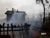 Bomberos trabajando en el incendio de la casa en Fozana, Siero.