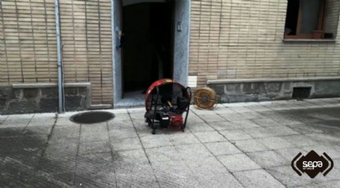 Tareas de ventilacin en el portal del edificio