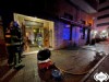 Bomberos revisando el edificio afectado por el humo del incendio de una sidrera en Castrilln.
