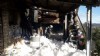 Bomberos en el incendio del barrio de Los Caales en Siero.