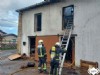 Bomberos en el incendio de Villaviciosa.