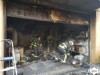 Bomberos en el incendio urbano en Salas.