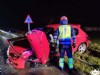 Bomberos de La Morgal con uno de los coches accidentados.