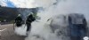 Bomberos de Villavicisoa trabajando en la extincin del incendio de una furgoneta.
