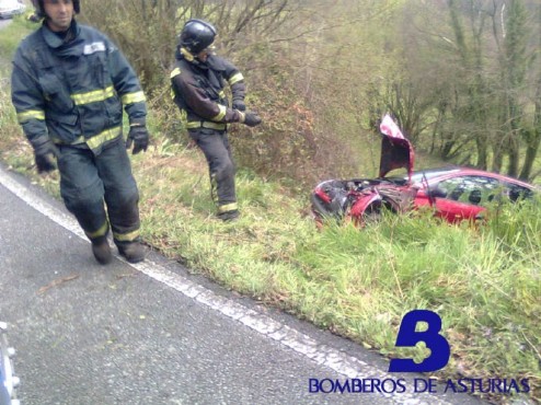 Bomberos en el lugar del accidente en Salas.