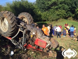LOS BOMBEROS CON EL ACCIDENTADO POR EL VUELCO DE UN TRACTOR EN LAS REGUERAS.