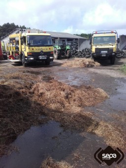 Bomberos en el incendio agrcola de Busto, Valds.
