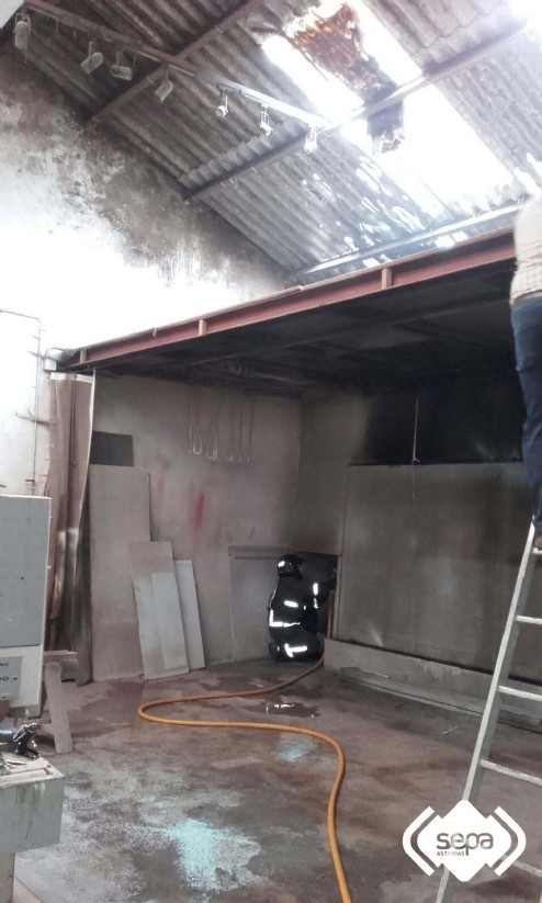 Bomberos en la carpintera de Bricia, Llanes.