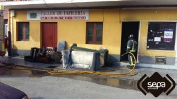 Bomberos de La Morgal en el bajo incendiado de Lugones, Siero.