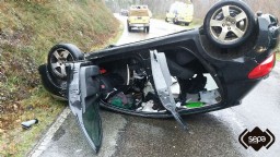 Turismo accidentado en la AS-14 en Allande.