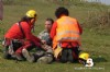 El medico-rescatador y un bombero-rescatador prestan asistencia sanitaria al herido. Foto BA