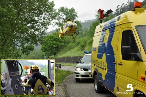 El pescador fue trasladado en el Helicóptero Medicalizado de Bomberos de Asturias a tierra. FOTO Bomberos de Asturias