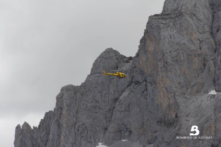 El helicptero de rescate de Bomberos de Asturias trasladando material de montaa para realizar la operacin. FOTO BA