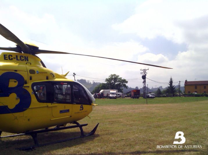 El Helicptero Medicalizado de Bomberos de Asturias que traslad al Grupo de Rescate del que forma parte un mdico-rescatador en el lugar del incidente.