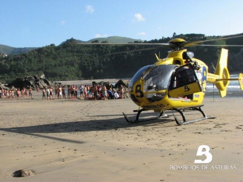 El Helicóptero Medicalizado de Bomberos de Asturias que trasladó al Grupo de Rescate con el médico-rescatador en el arenal de Cueva.