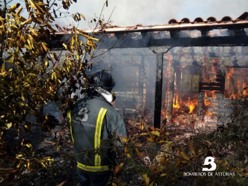 Bomberos de Asturias con base en La Morgal trabajan en las labores de extinción de las llamas