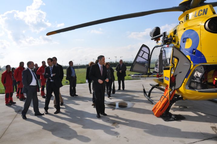 Los diputados en el helipuerto de Bomberos de Asturias con el Helicptero Medicalizado de la Entidad
