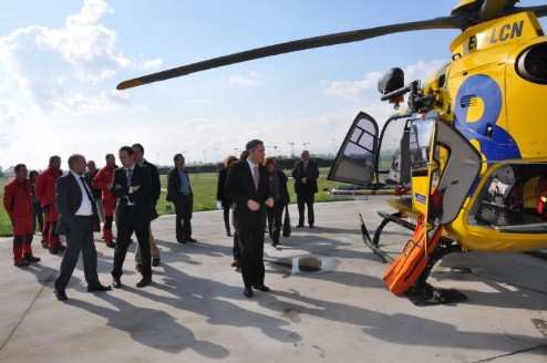 Los diputados en el helipuerto de Bomberos de Asturias con el Helicóptero Medicalizado de la Entidad