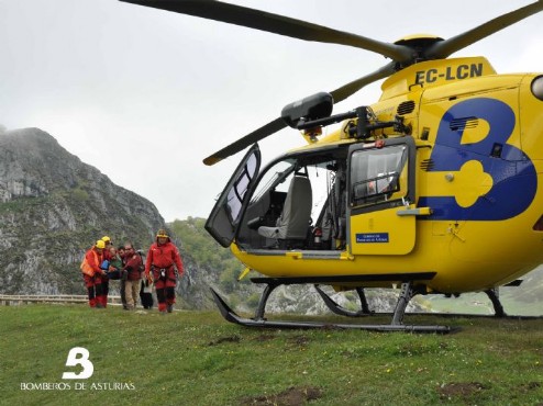 Momento en el que la mujer es trasladada al Helicóptero Medicalizado de Bomberos de Asturias para su posterior evacuación al Hospital de Arriondas