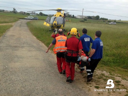 En la imagen el momento en el que el afectado, tras haber sido asistido es evacuado al helicóptero por el Grupo de Rescate y el equipo de Atención Primaria de Tapia para su posterior traslado al HUCA