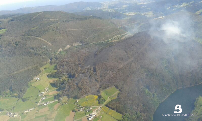 Vista area de estado del incendio tomada desde helicptero del SEPA a las 10.30 horas