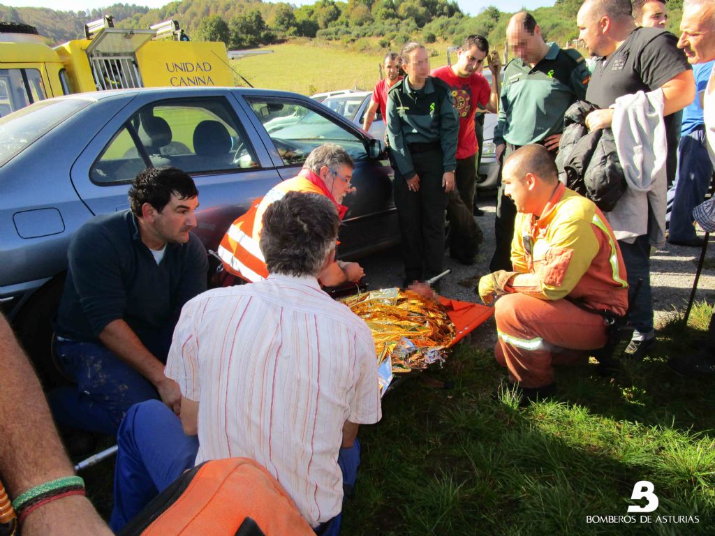 El mdico-rescatador asiste al afectado antes de evacuarlo la helicptero para su traslado al hospital de Jarrio