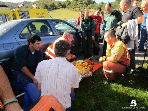 El médico-rescatador asiste al afectado antes de evacuarlo la helicóptero para su traslado al hospital de Jarrio