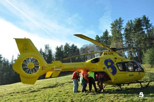 Evacuación del herido al helicóptero del Grupo de Rescate del SEPA
