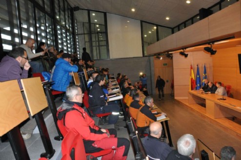 Asistentes al I Encuentro de Profesionales de la Montaña en Asturias durante la inaguración de las charlas