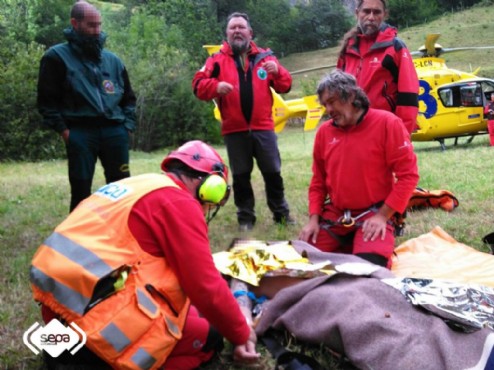 El afectado atendido por los equipos de rescate antes de su traslado al hospital