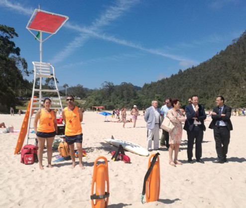 Representanes del Gobierno del Principado y alcaldes en la playa de La Franca en Ribadedeva donde presenciaron un simulacro de rescate