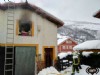 Bomberos en el incendio de la casa de Bezanes.